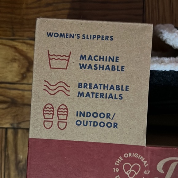 NIB dearfoams memory foams slippers
size:7/8 - Picture 3 of 4